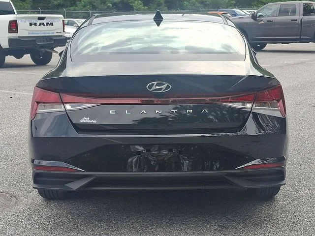 Used 2022 Black Hyundai SEL image 3