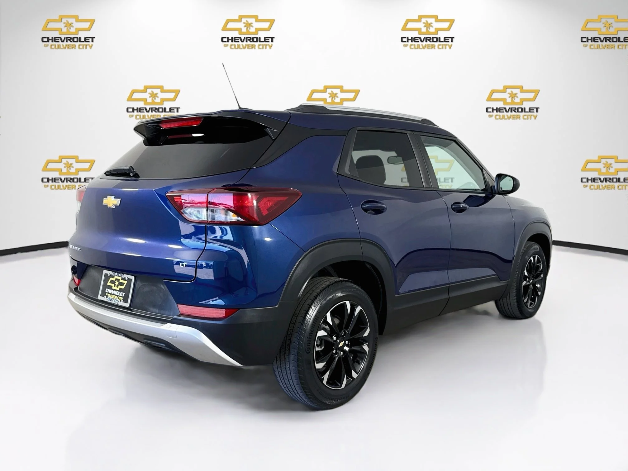 Used 2023 BLUE GLOW METALLIC Chevrolet LT image 8