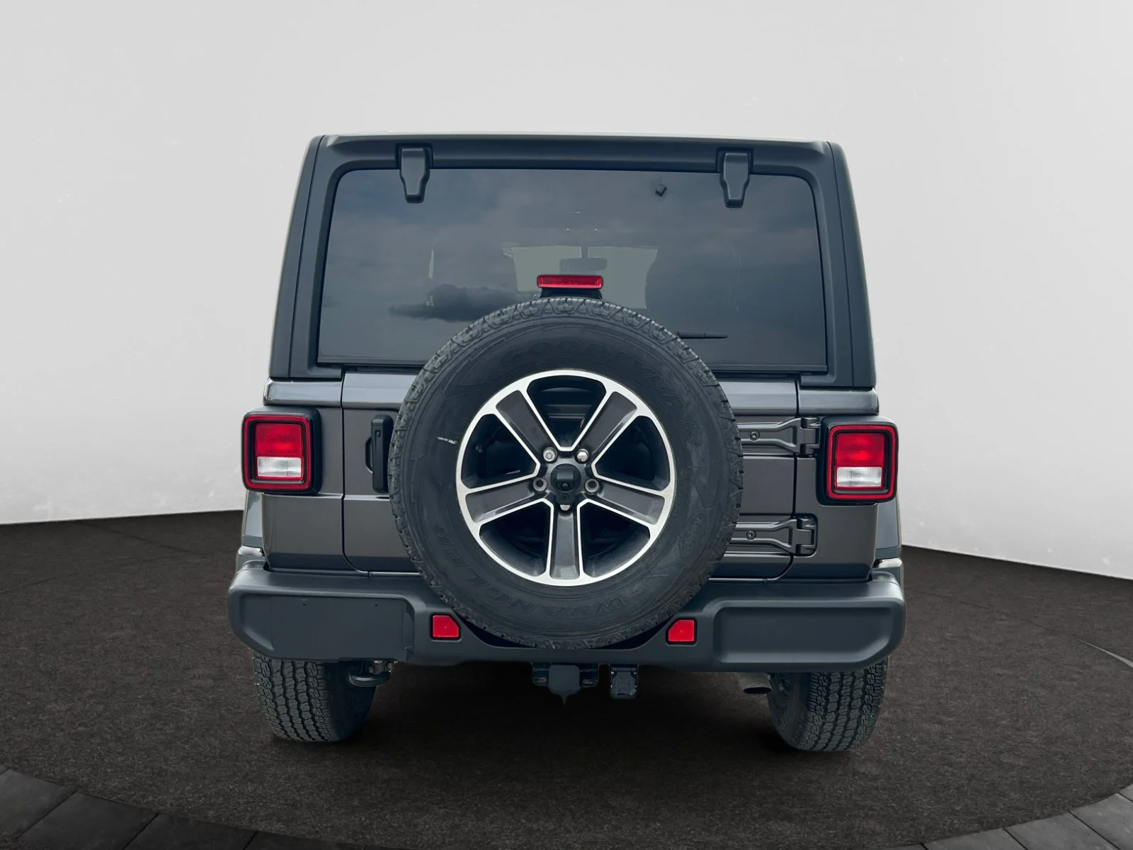 Used 2023 Granite Crystal Metallic Jeep SAHARA image 4