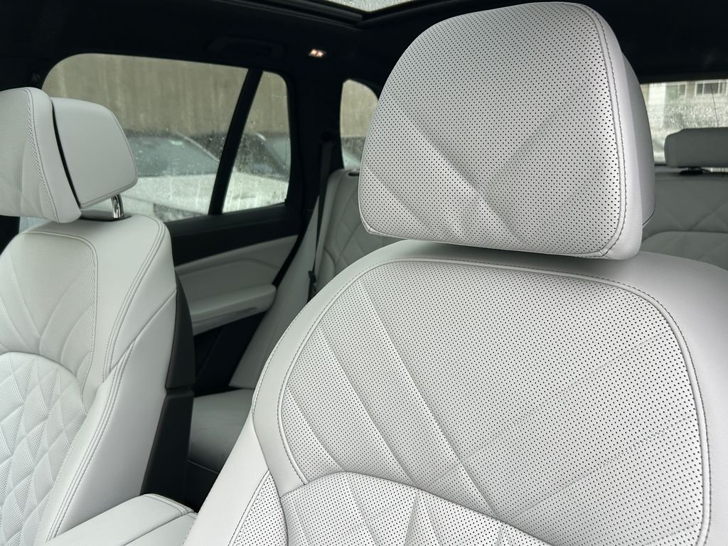 New 2026 Tanzanite Blue II Metallic BMW xDrive40i image 14