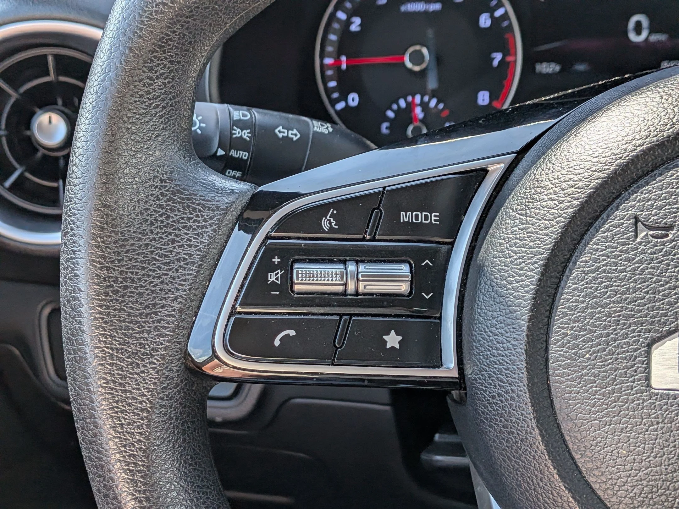 Used 2023 Snow White Pearl Kia LXS image 16