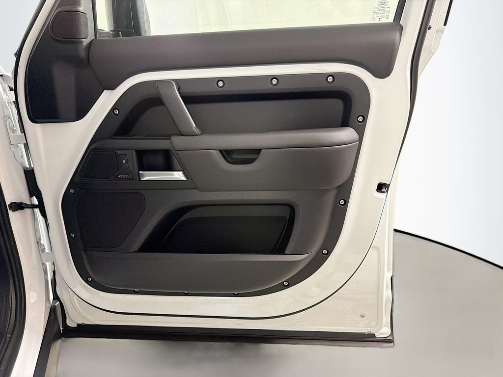 New 2026 Fuji White Land Rover X-Dynamic SE image 31
