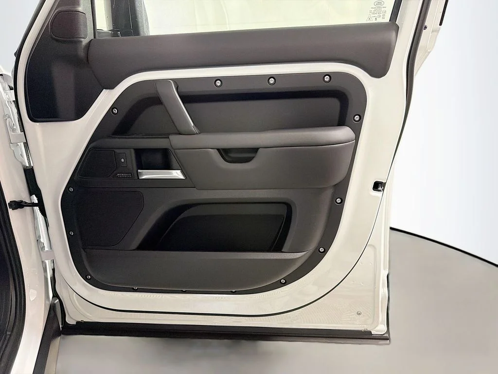 New 2026 Fuji White Land Rover X-Dynamic SE image 31