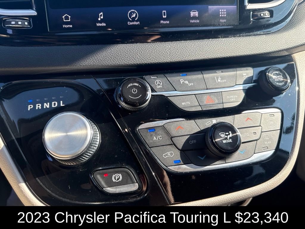 Used 2023 Crystal Metallic Chrysler Touring L image 31