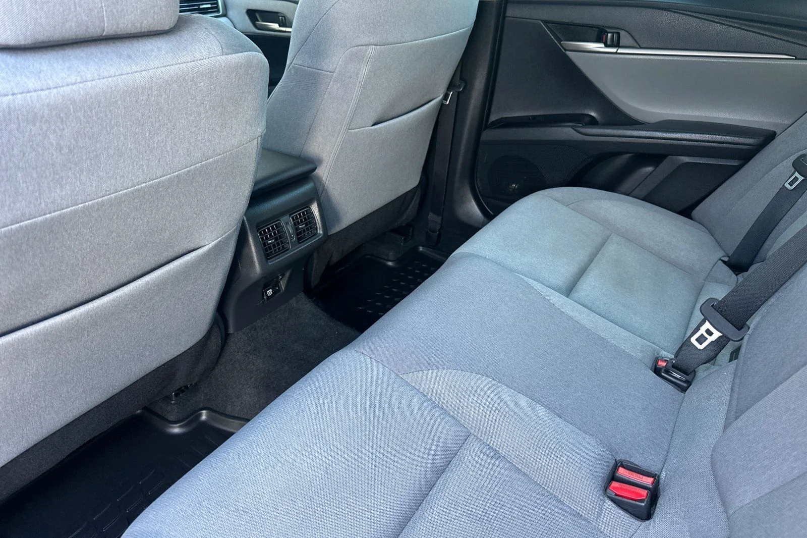 Used 2025  Toyota LE image 12