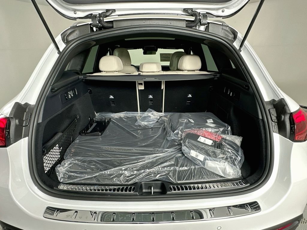 New 2027 MANUFAKTUR Moonlight White Metallic Mercedes-Benz GLC 350e image 28