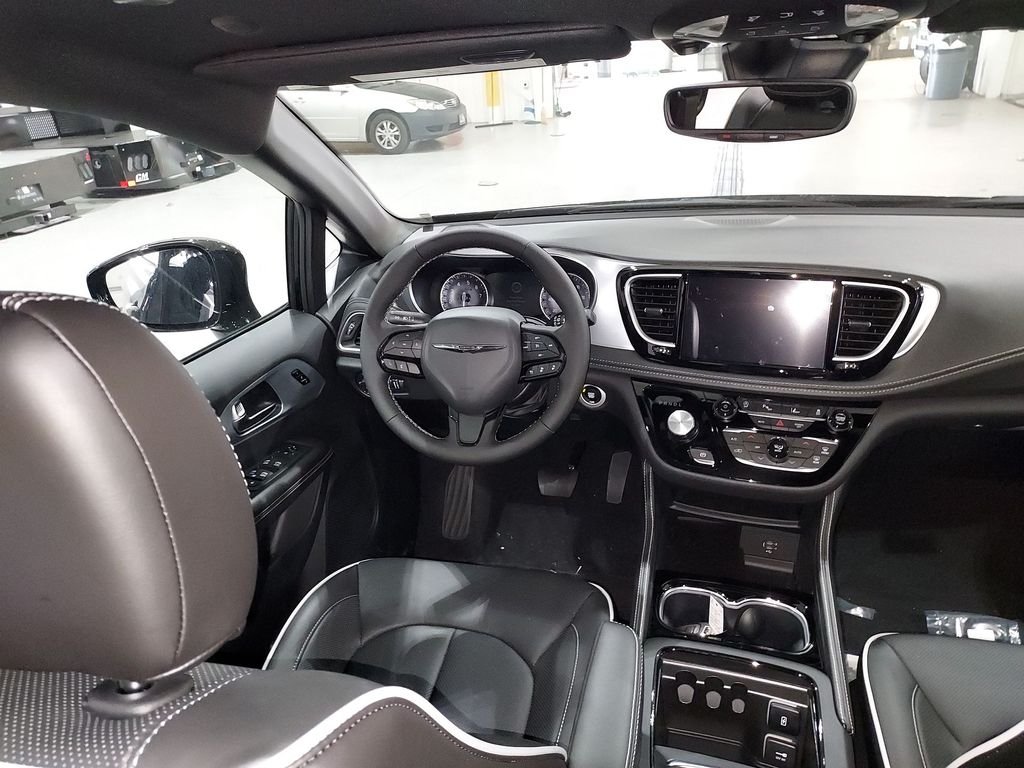 2026 Chrysler Pacifica Limited - Photo 18