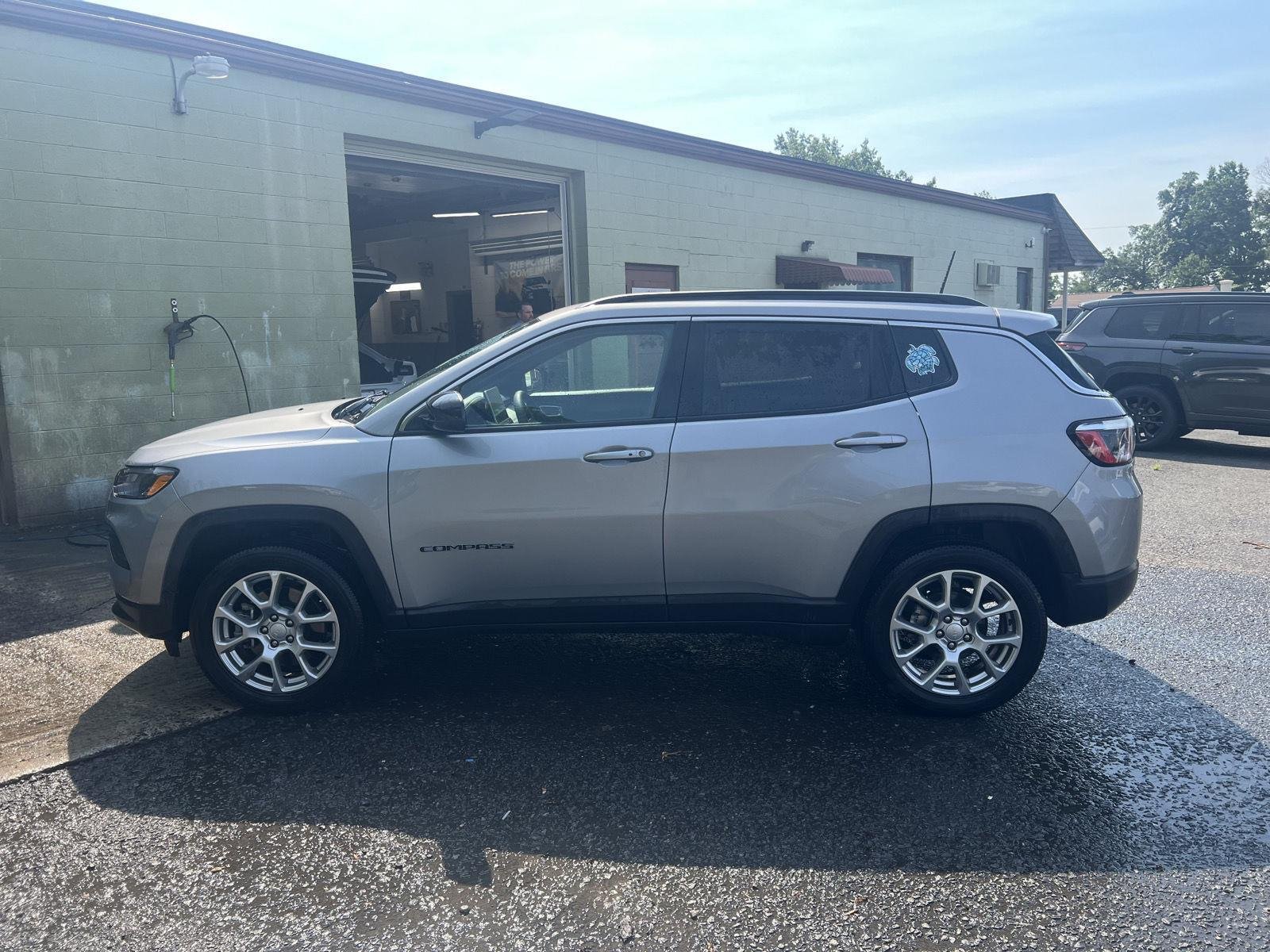 Used 2023 Billet Silver Metallic Clearcoat Jeep Latitude Lux image 5