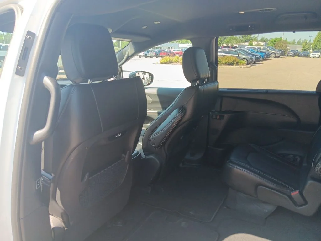 Used 2025 Bright White Clearcoat Chrysler Select image 25