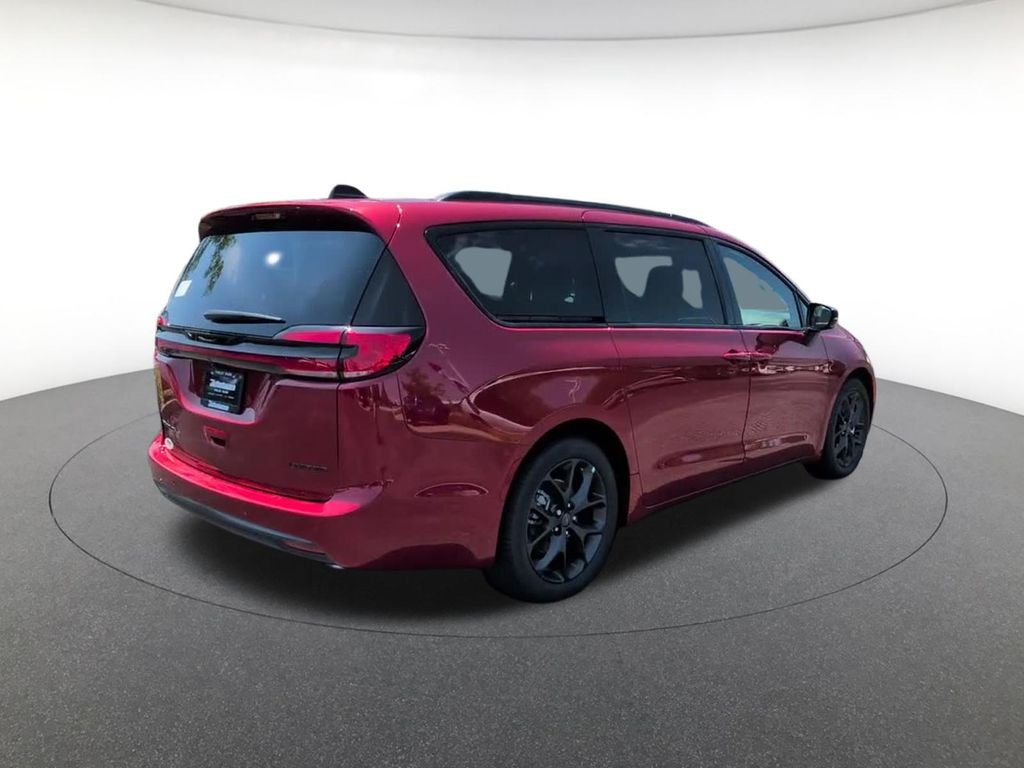 New 2027 Red Hot Pearl-Coat Exterior Paint Chrysler Limited image 4