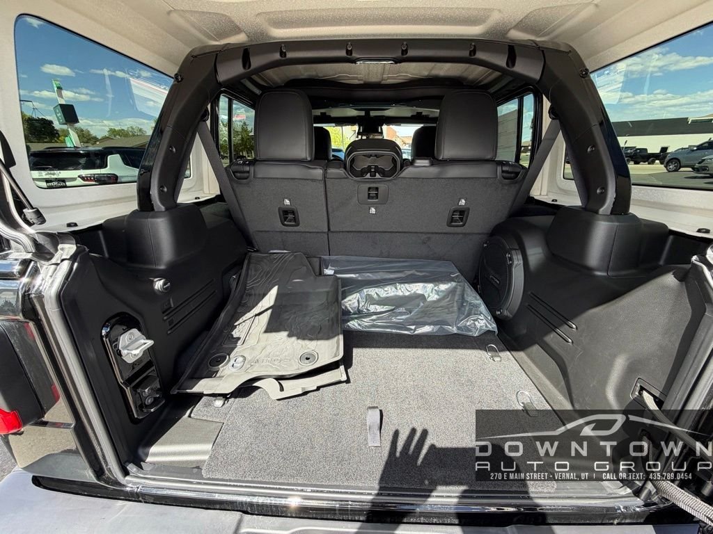 New 2026 Black Clear-Coat Exterior Paint Jeep Sahara image 17