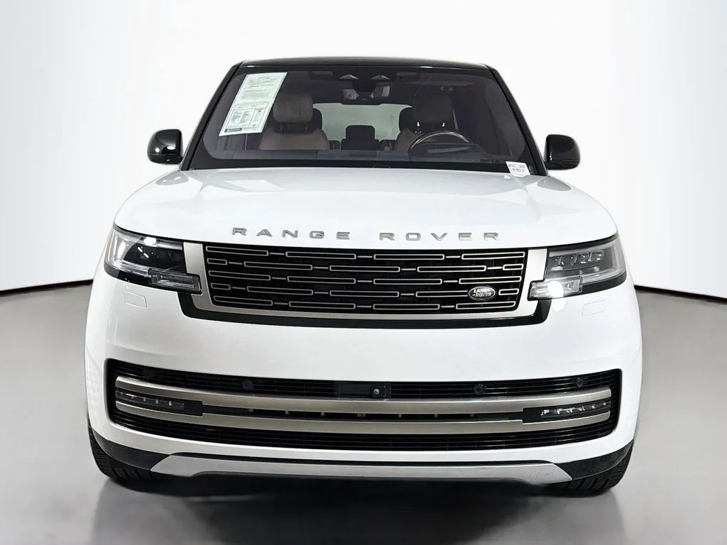 Used 2023 White Land Rover SE image 2