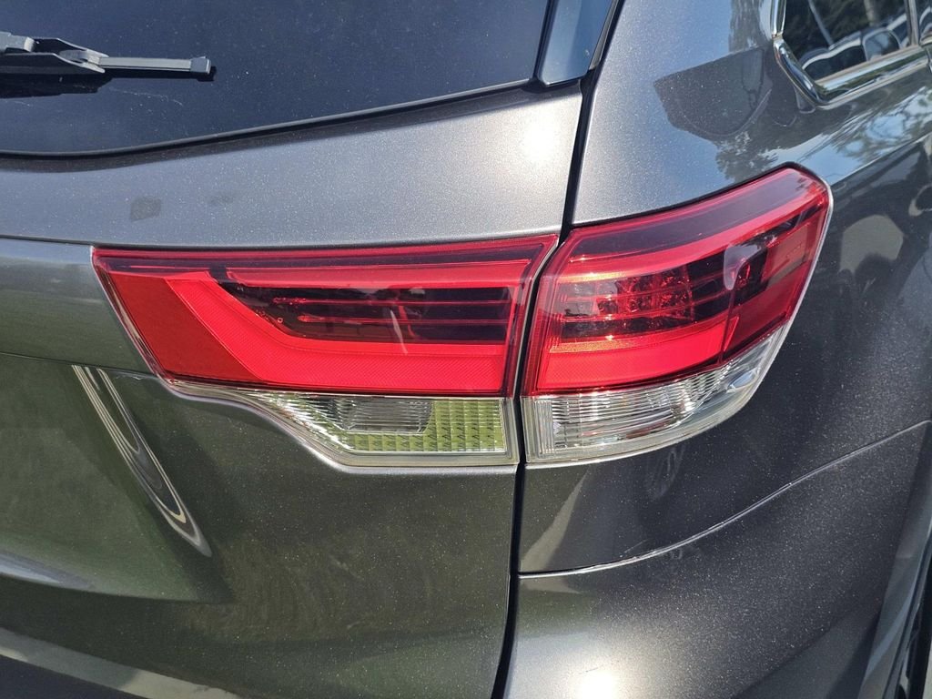 Used 2019 Gray Toyota XLE image 18