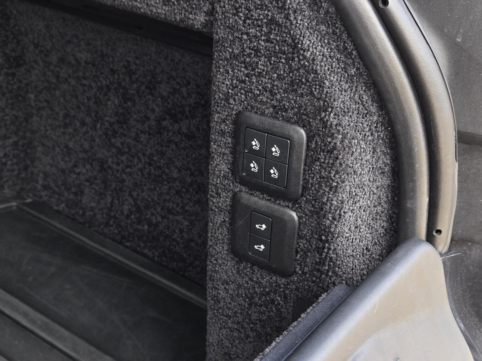 Used 2019 Carpathian Grey Premium Metallic Land Rover SC image 15
