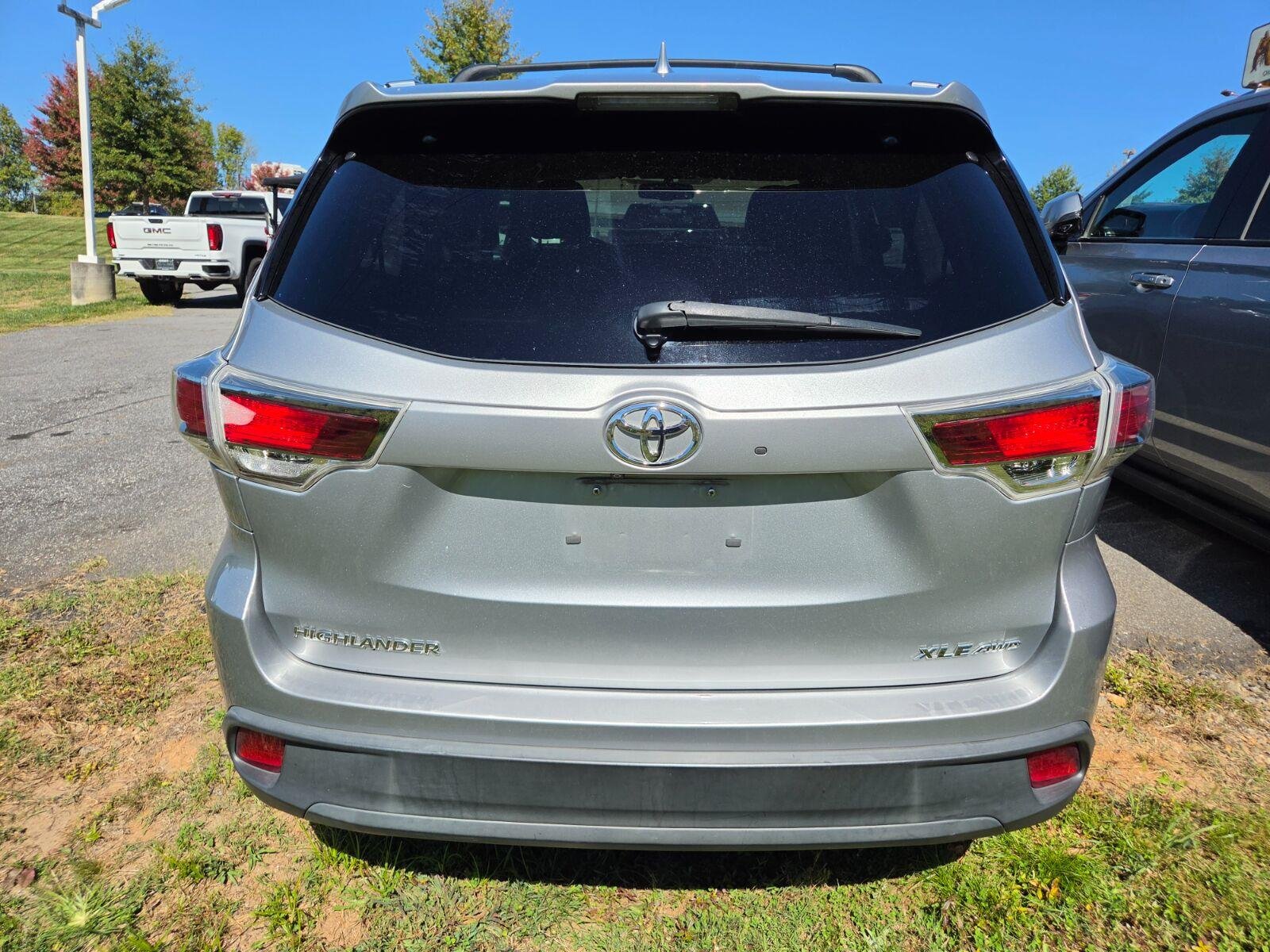 Used 2016 Silver Toyota XLE image 6