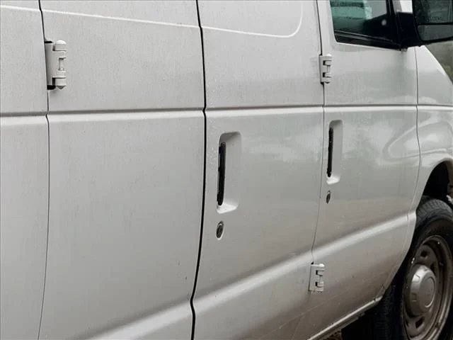Used 2006 White Ford Commercial image 25