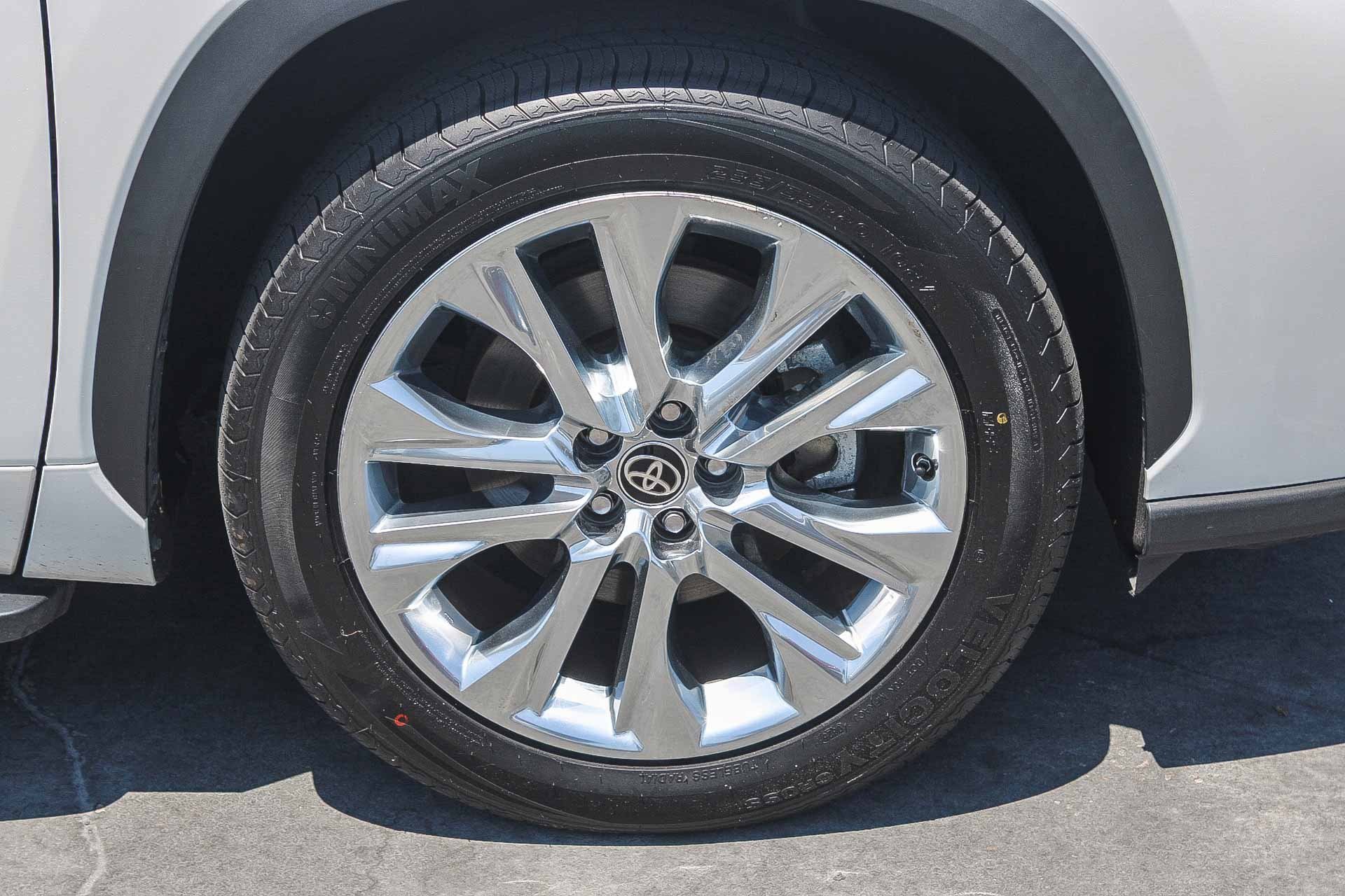 Used 2023 Wind Chill Pearl Toyota Limited image 11