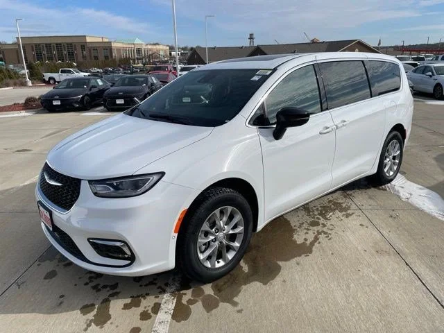 2026 Chrysler Pacifica Limited AWD's photo