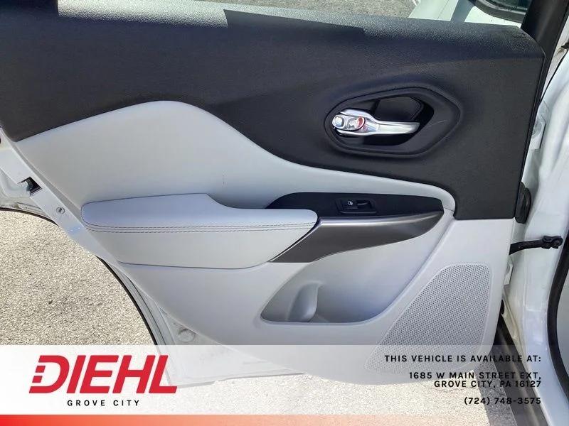 Used 2022 White Jeep Latitude Lux image 13
