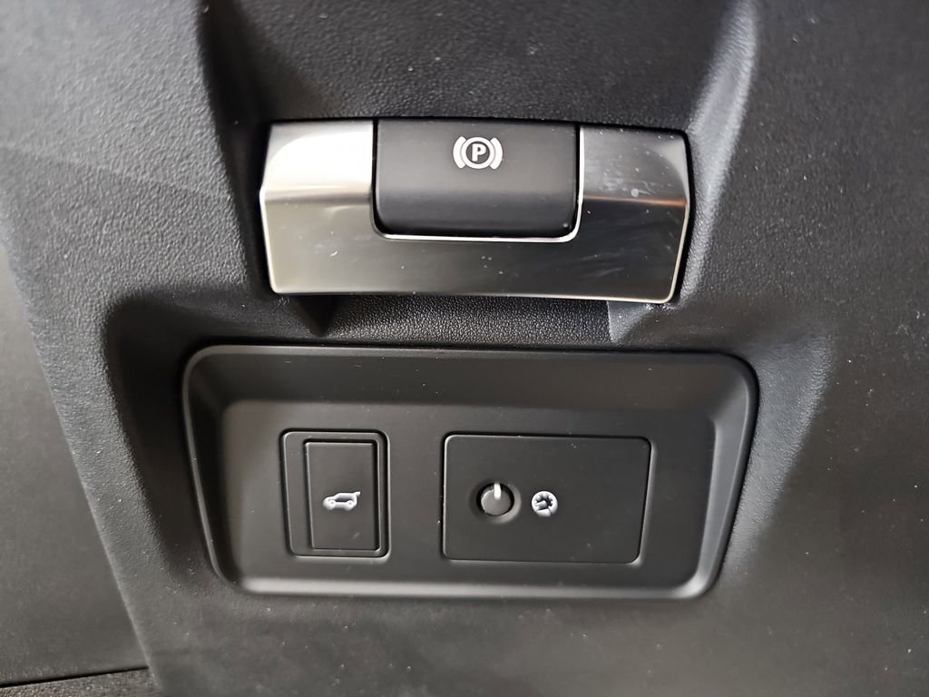 Used 2023 White Land Rover S image 29