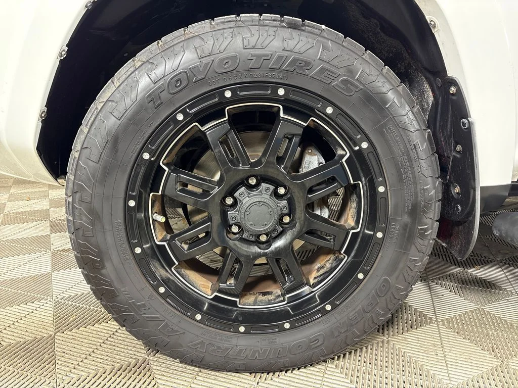 Used 2015 White Toyota SR5 image 13