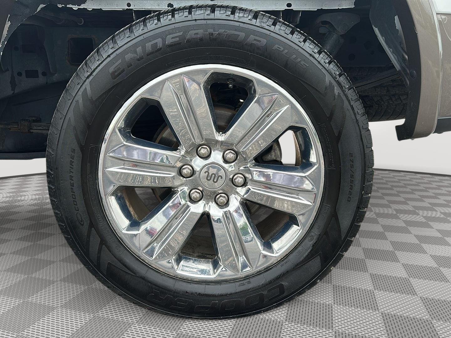 Used 2019 White Platinum Metallic Tri-Coat/Stone Gray Ford King Ranch image 14