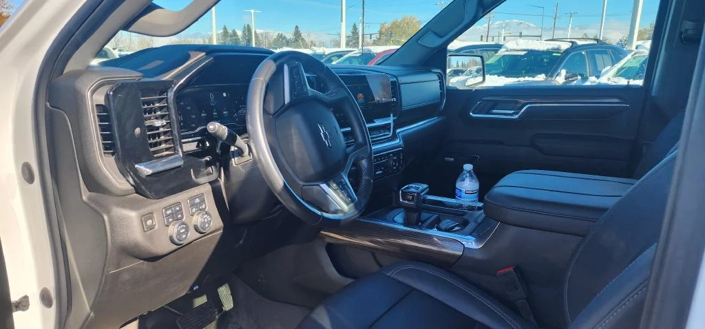 Used 2023 SUMMIT WHITE Chevrolet RST image 3