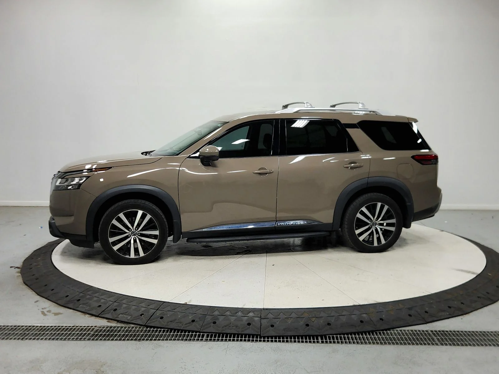 Used 2023  Nissan Platinum image 5