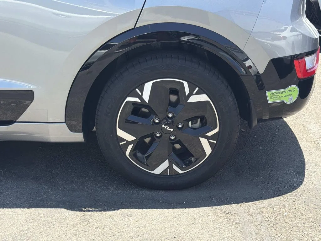 Used 2023 STEEL GRAY Kia Wind image 5
