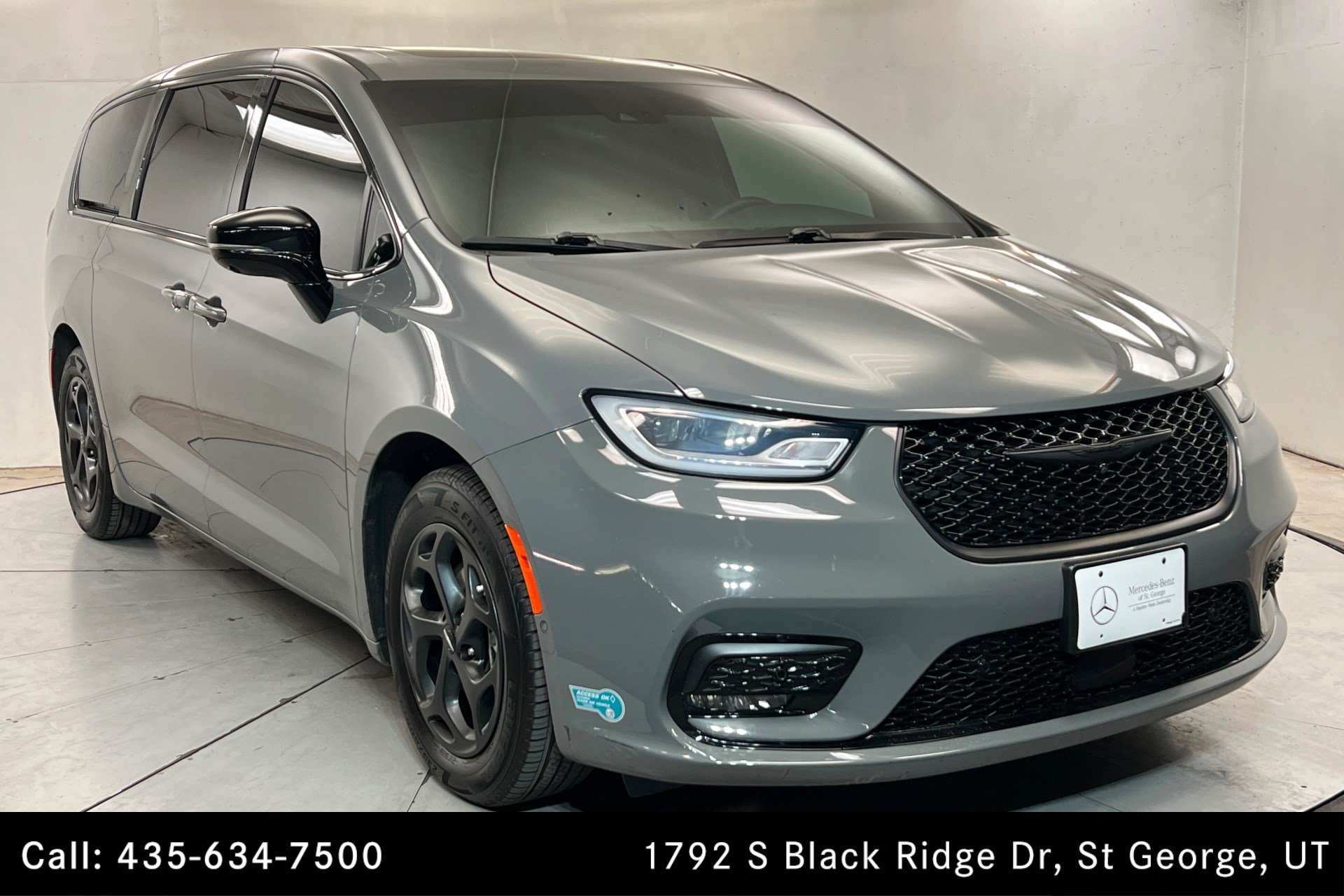 Used 2023 Ceramic Gray Clearcoat Chrysler Hybrid Limited image 8
