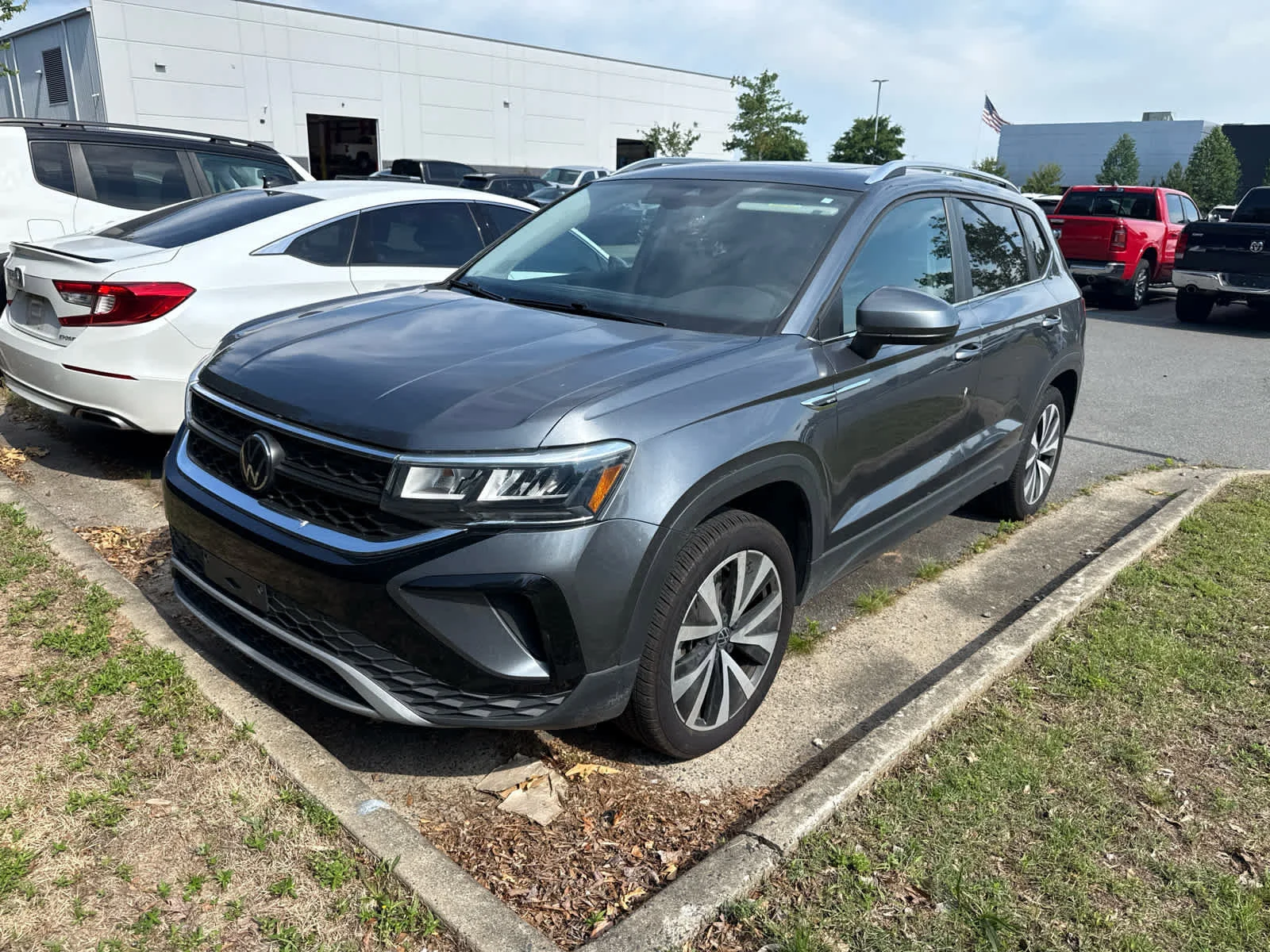 2023 Volkswagen Taos 1.5T SE's photo