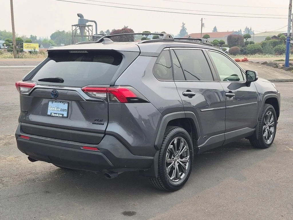 Used 2022 Magnetic Gray Metallic Toyota XLE Premium image 5