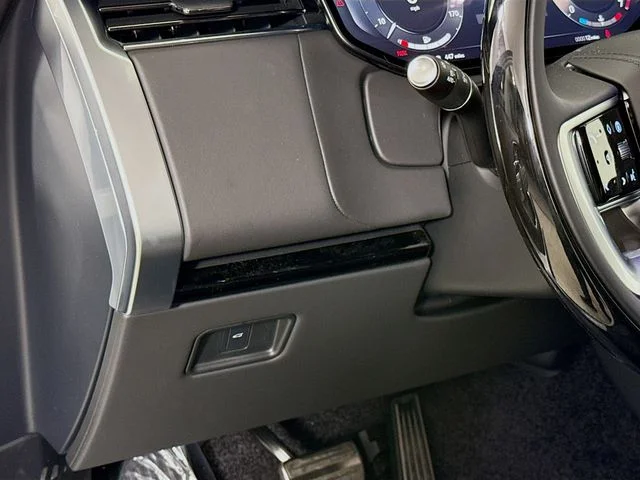 New 2026 Fuji White Land Rover SE image 10
