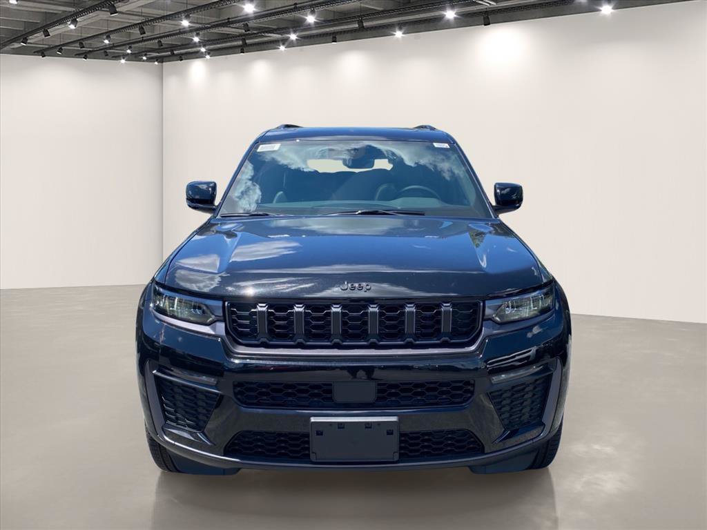 New 2026 Diamond Black Crystal Pearl-Coat Exterior Paint Jeep Limited image 2