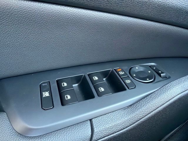 New 2027 Glacial White Pearl / Black Ro Kia X-Line image 22