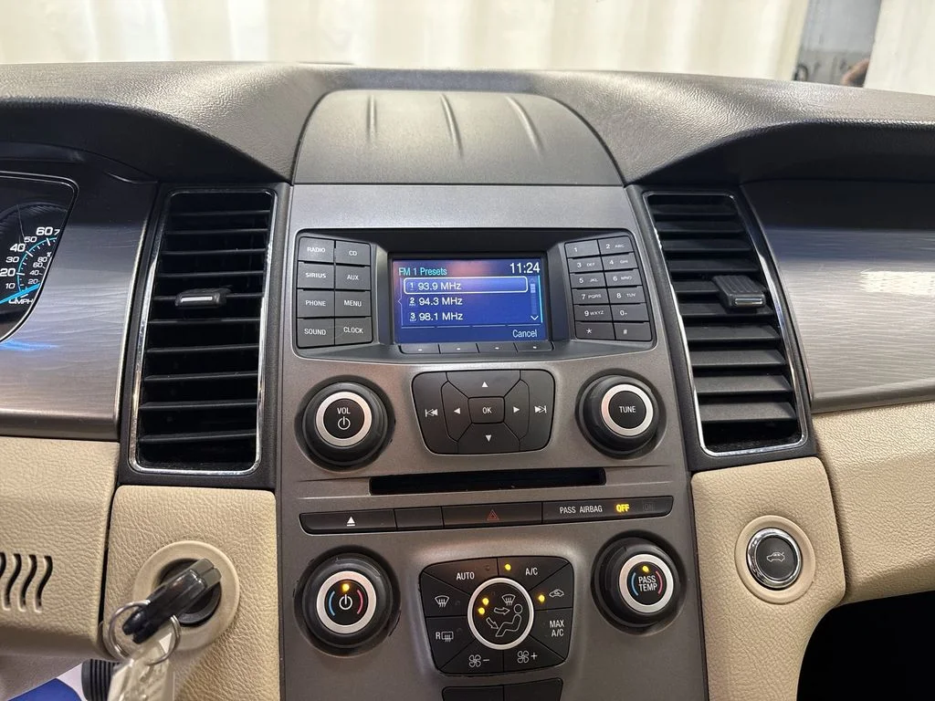 Used 2015 Oxford White Ford SEL image 18
