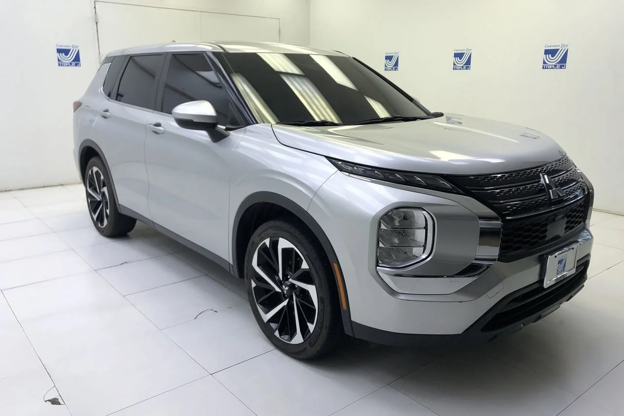 2022 Mitsubishi Outlander ES 2WD's photo