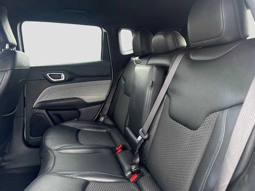 Used 2024 White/off-white Jeep Latitude image 21