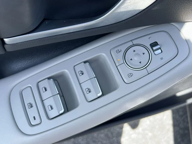 Used 2025 White Hyundai SEL image 32