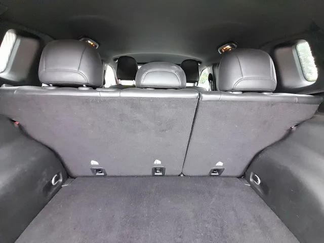 Used 2024  Jeep Latitude image 47