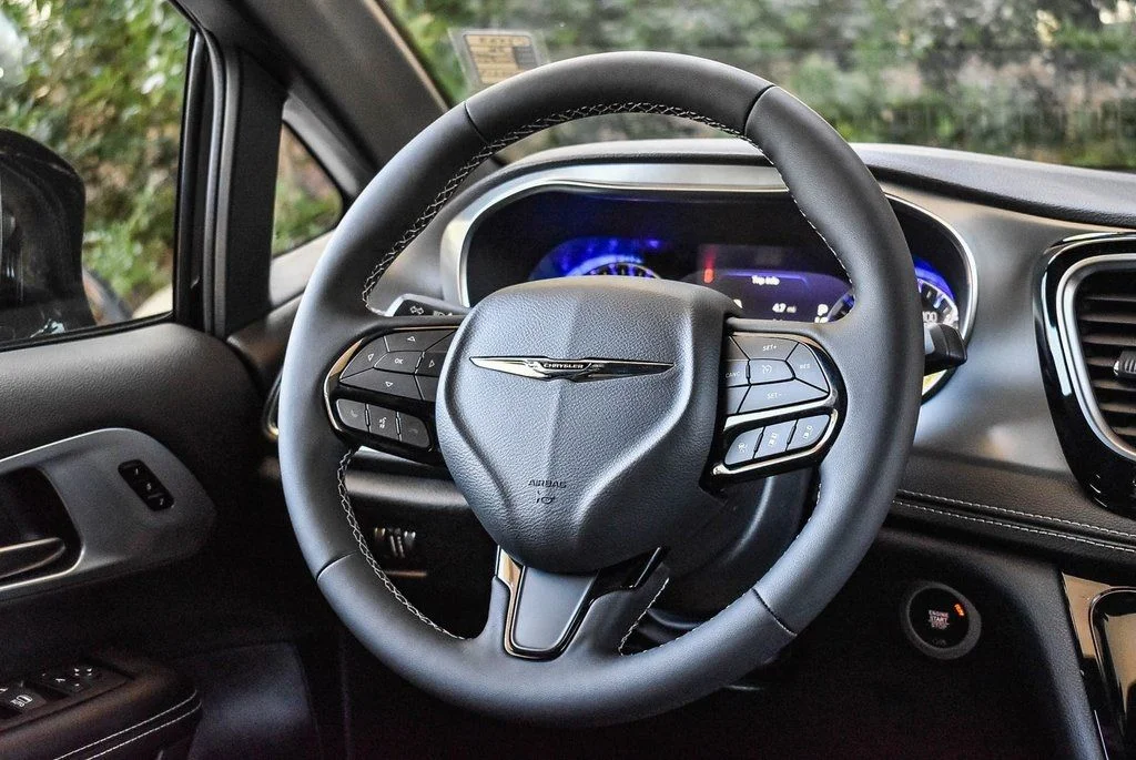 New 2026 Diamond Black Crystal Pearl-Coat Exterior Paint Chrysler Limited image 9