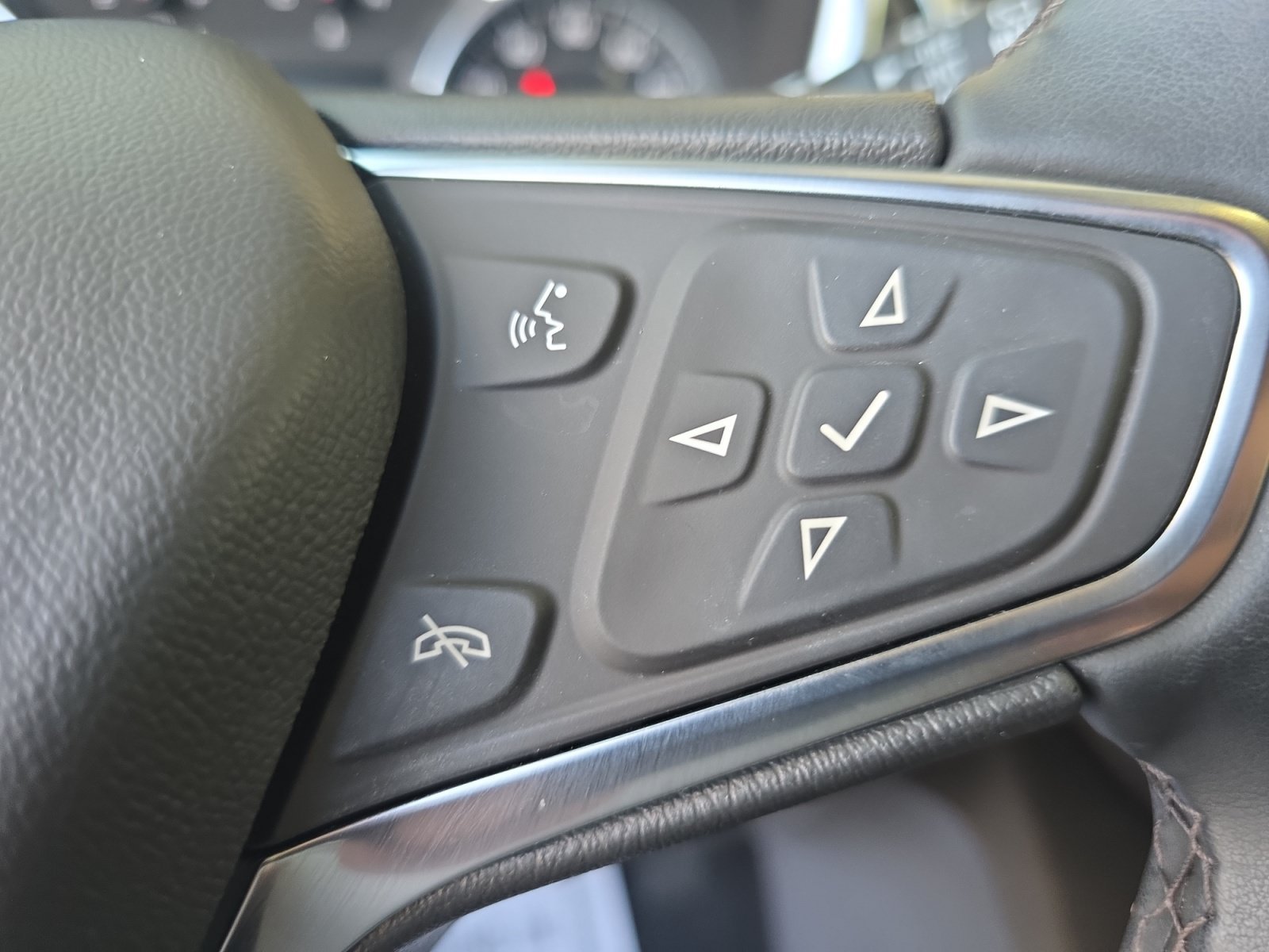 Used 2024 Summit White Chevrolet LT image 24