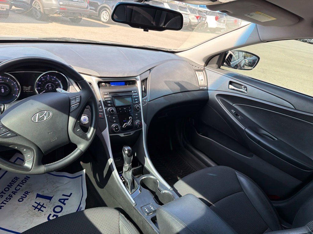 Used 2013 Black Hyundai SE image 11