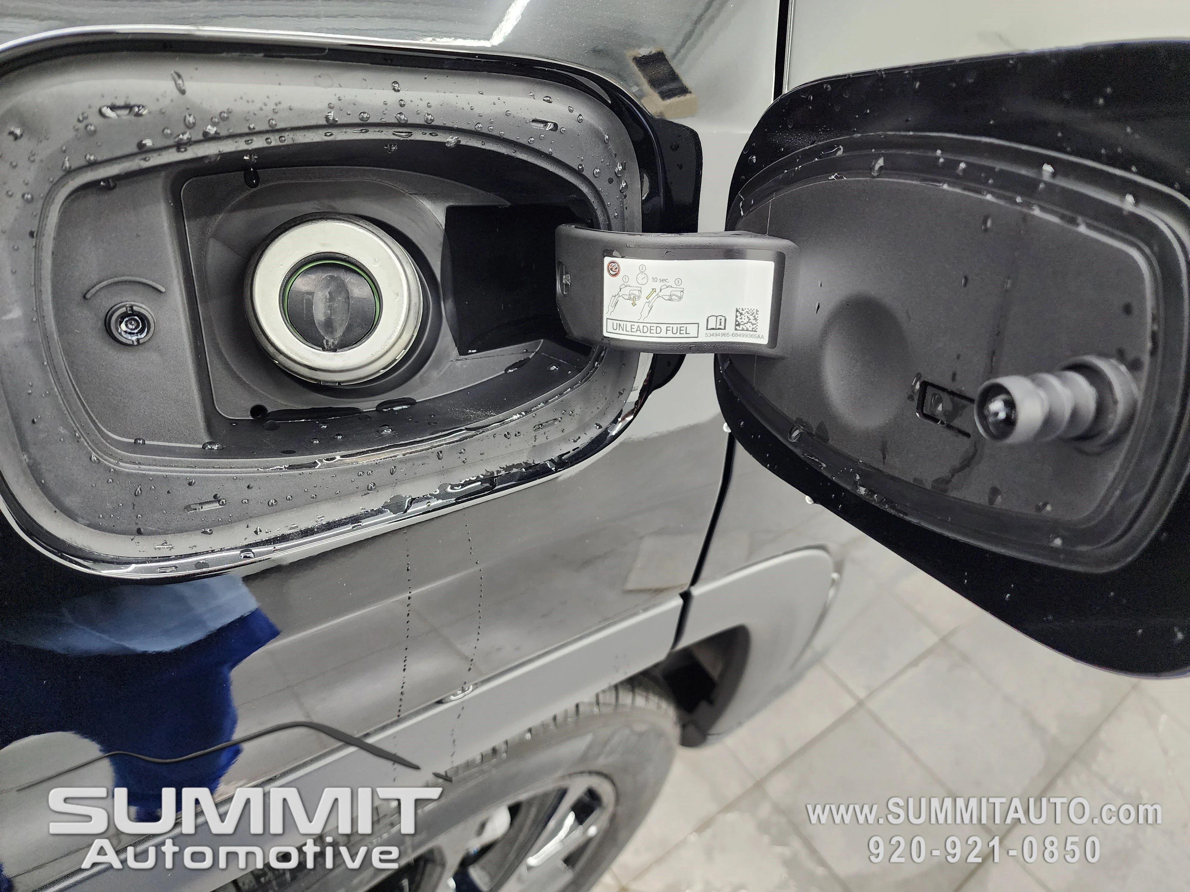 New 2026 Diamond Black Crystal Pearl-Coat Exterior Paint Jeep Latitude image 25