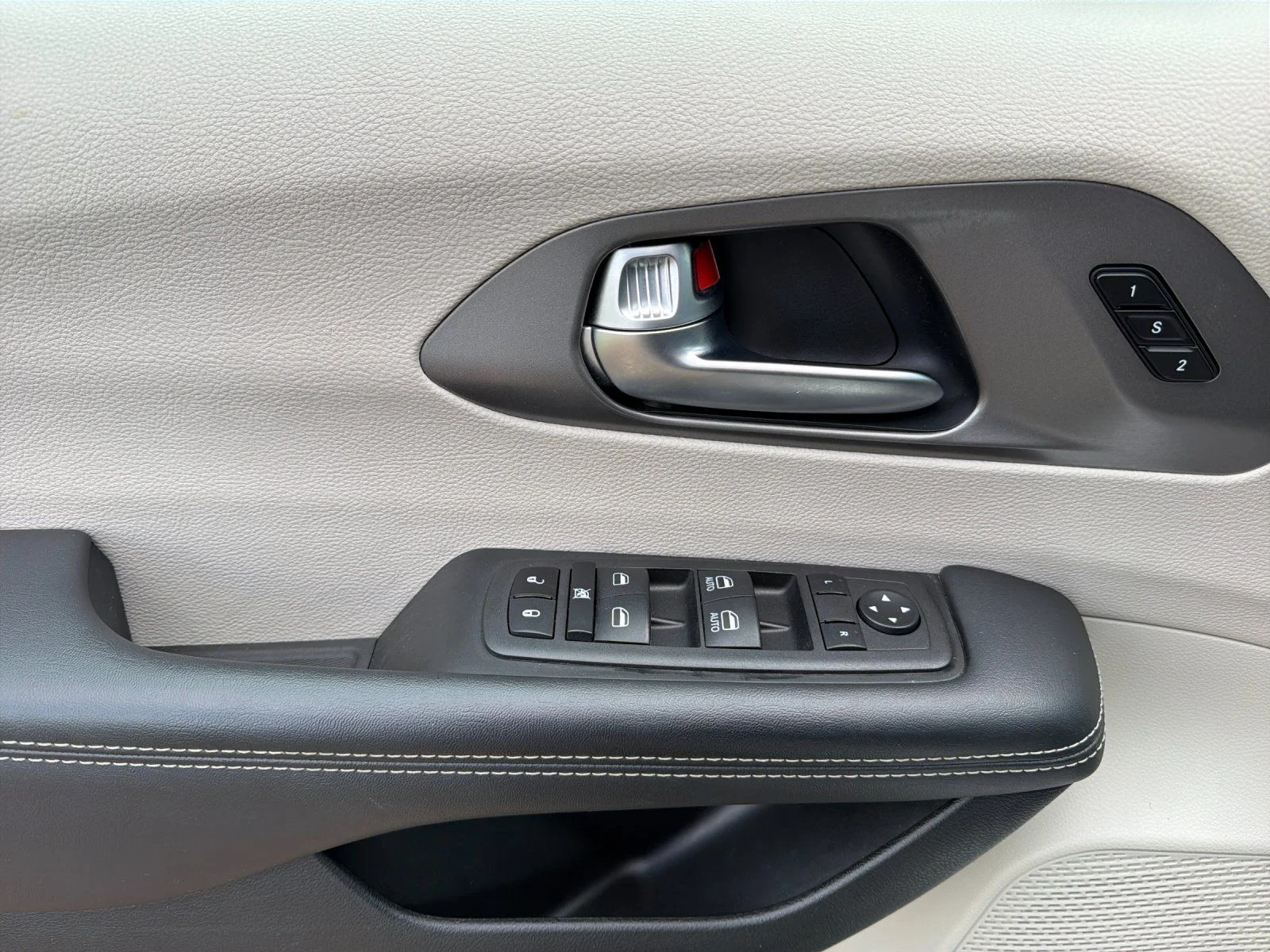 Used 2023 White Chrysler Touring L image 10