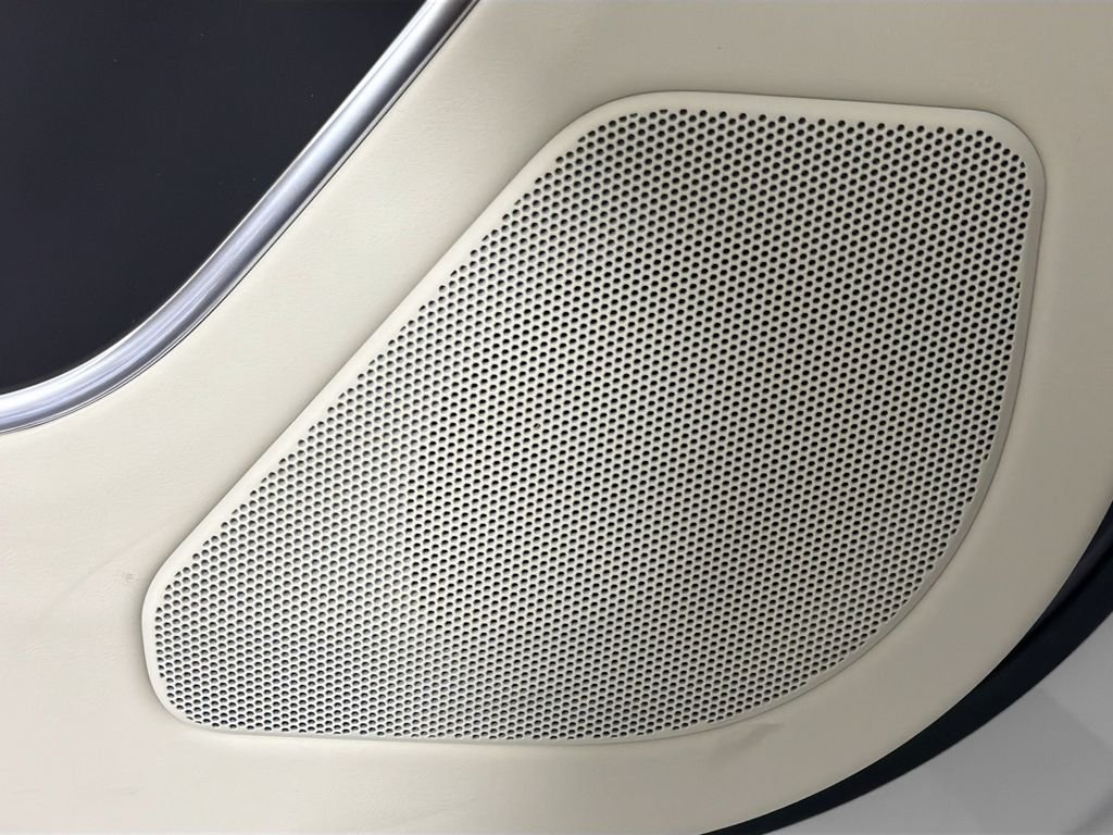New 2026 Fuji White Land Rover SE image 19