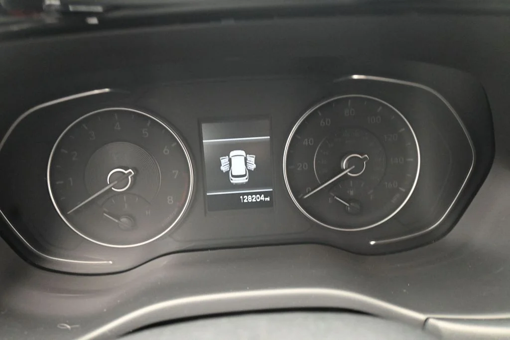 Used 2021 White Hyundai SE image 16
