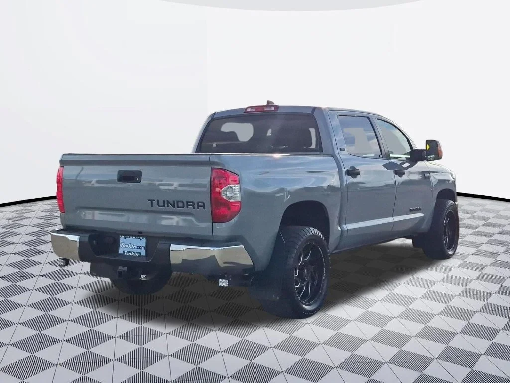 Used 2020 Cement Toyota SR5 image 6