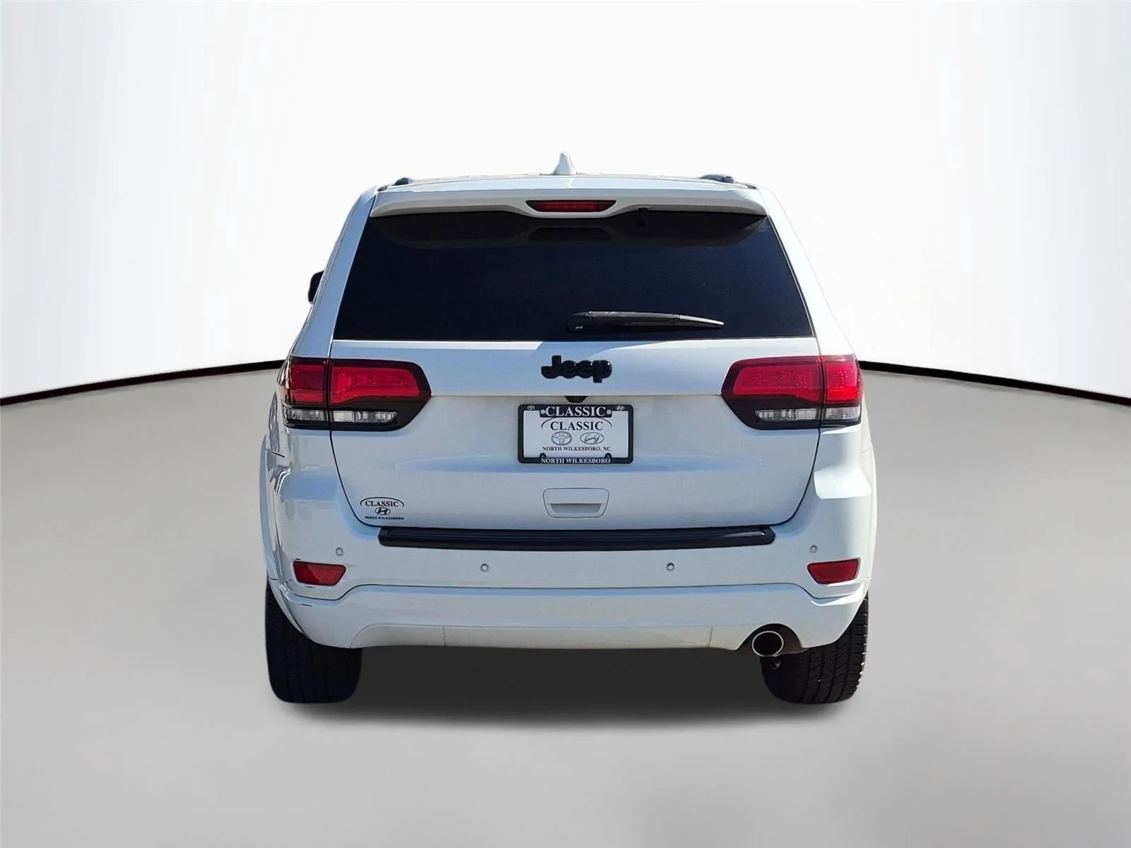 Used 2018 Bright White Clearcoat Jeep Altitude image 4