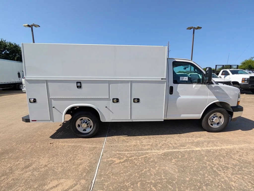 New 2026 Summit White Chevrolet 1WT image 22